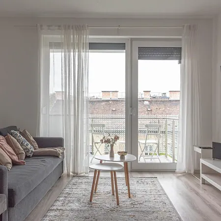 Dob36 With Free Private Parking And Balcony *