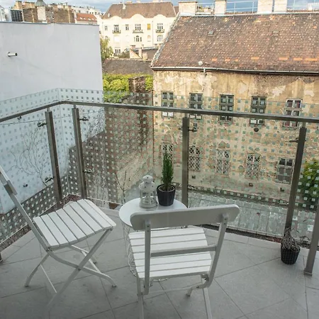 Dob36 With Free Private Parking And Balcony 布达佩斯